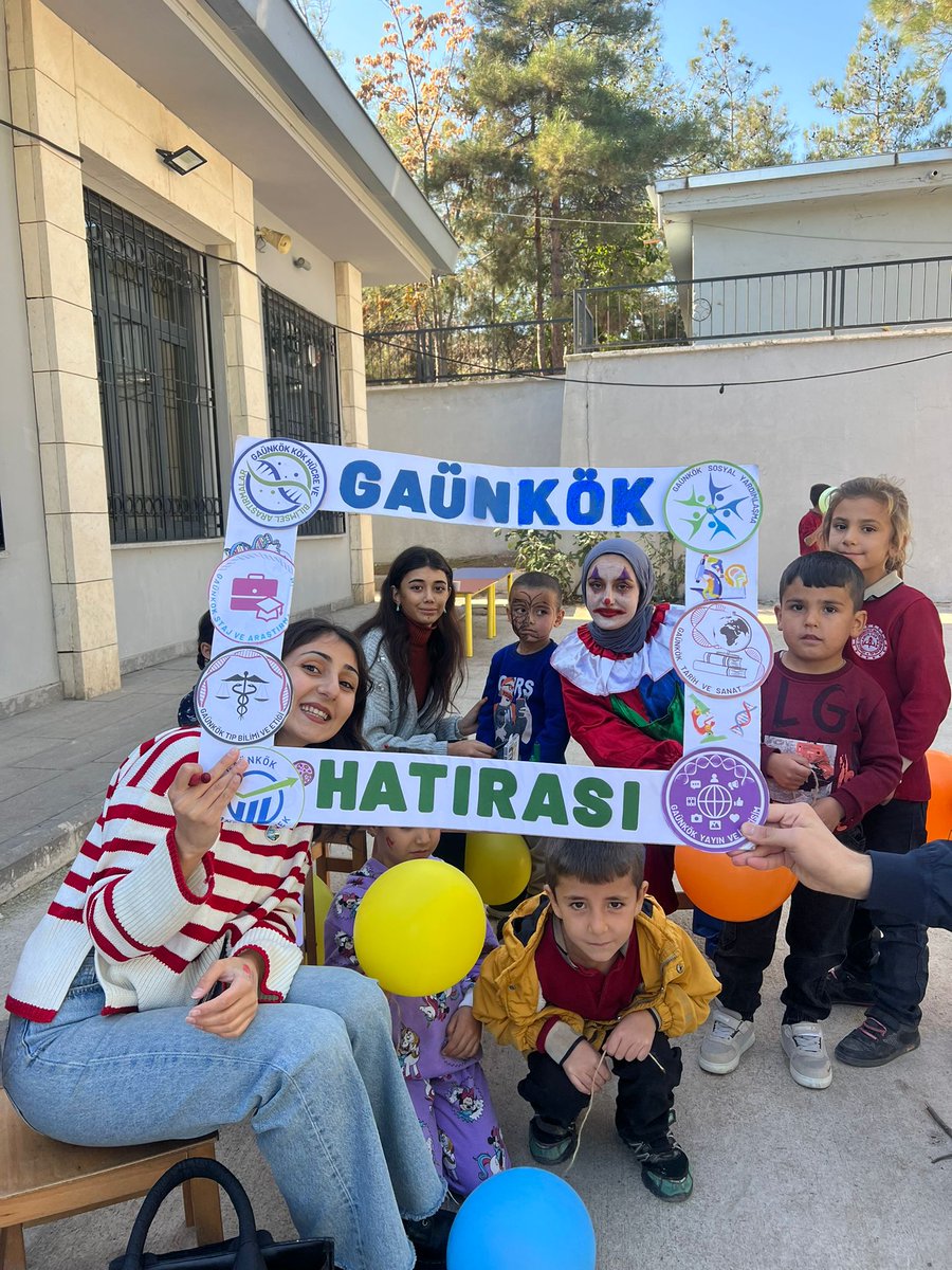 gaunkok's tweet photo. Bu 24 Kasım'da GAÜNKÖK ekibi olarak bizler KALE İLKOKULU'nu ziyaret etmeye karar verdik. 🥰
Miniklerimiz bu kış üşümesin diye mont ve botlarını, minik elleri soğuktan donmasın diye eldivenlerini de almayı ihmal etmedik. 
Miniklerimiz sayenizde kışa hazır ❄️ https://t.co/G0X0AmwOVX