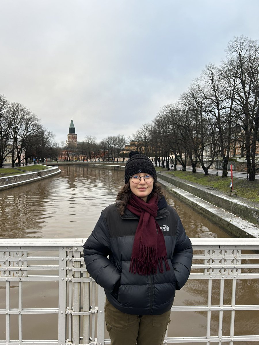 Lise zamanında Dünyayı gezmek istiyorum dediğimde gülüp geçen çok kişi vardı. İlk kez yurtdışına çıkacak maddiyat ve özgüveni Şubat ayında bulup İtalyaya gitmiştim. Bugün döndüğüm Finlandiya seyahati ile 14.ülkemi görmüş oldum :) Ayrıca ülke çok soğuk kışın çok zorladı :(