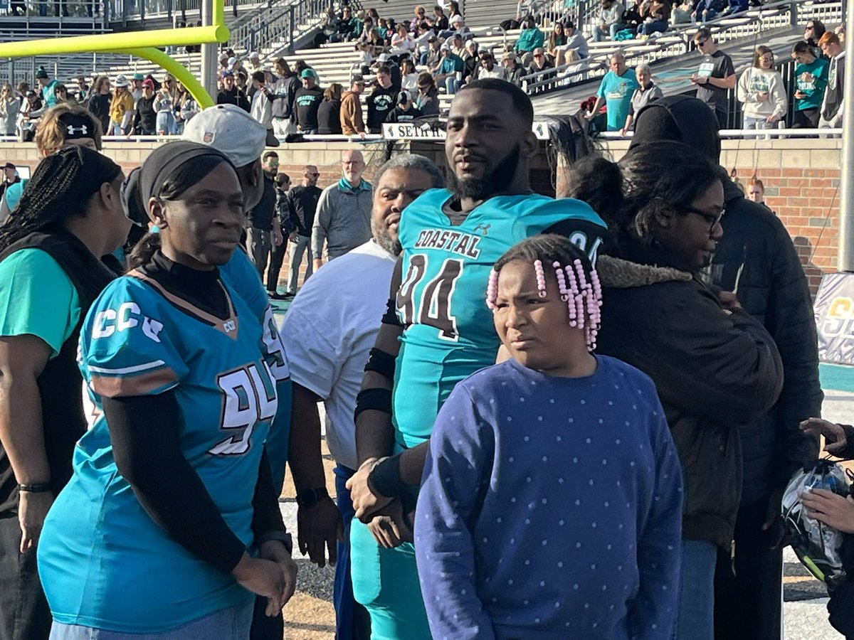 Brandon Dunn (@bdunnsports) on Twitter photo A pair of All Zoner honored prior to kickoff.
Former <a href="/MBSeahawks_FB/">MB Football</a> star <a href="/evanpjumper/">Evan Jumper</a> and <a href="/SFBruinFootball/">South Florence Football</a> star <a href="/11MichealMason/">Micheal Mason</a>
Congrats to both graduating from CCU. A pair of All Zoner honored prior to kickoff.
Former <a href="/MBSeahawks_FB/">MB Football</a> star <a href="/evanpjumper/">Evan Jumper</a> and <a href="/SFBruinFootball/">South Florence Football</a> star <a href="/11MichealMason/">Micheal Mason</a>
Congrats to both graduating from CCU.