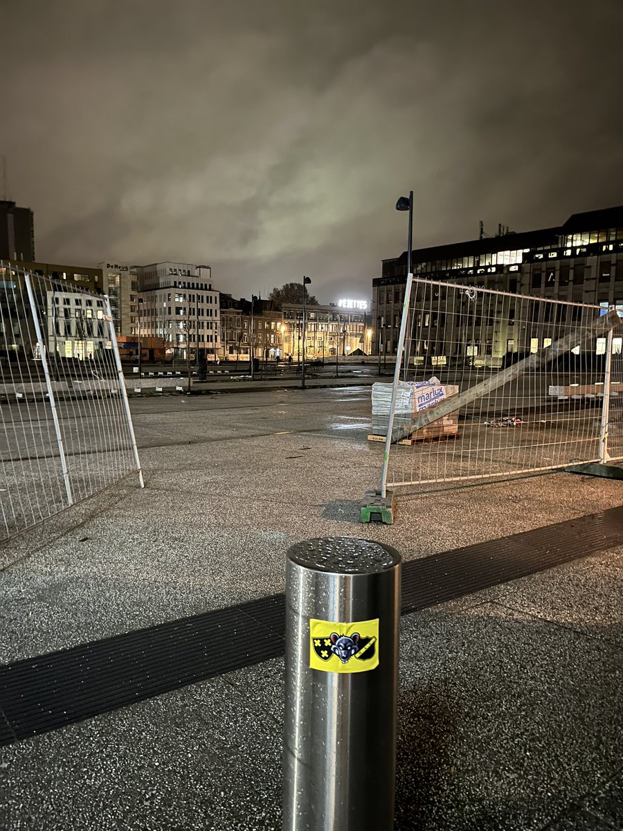 bredastickers's tweet photo. Groeten uit: Charleroi! 

#independentsince1912  #NAC #breda #nacbreda #NACpraat #breda #ultrasstickers #footballstickers #UltraStickers #noapeverywhere  #keeptheflagflyinghigh #wallonieisgeelzwart #nacisbreda #wallonie #charleroi #walloniestreetart #yellowplakarmy #lokeren https://t.co/Nmy3ntsFdG