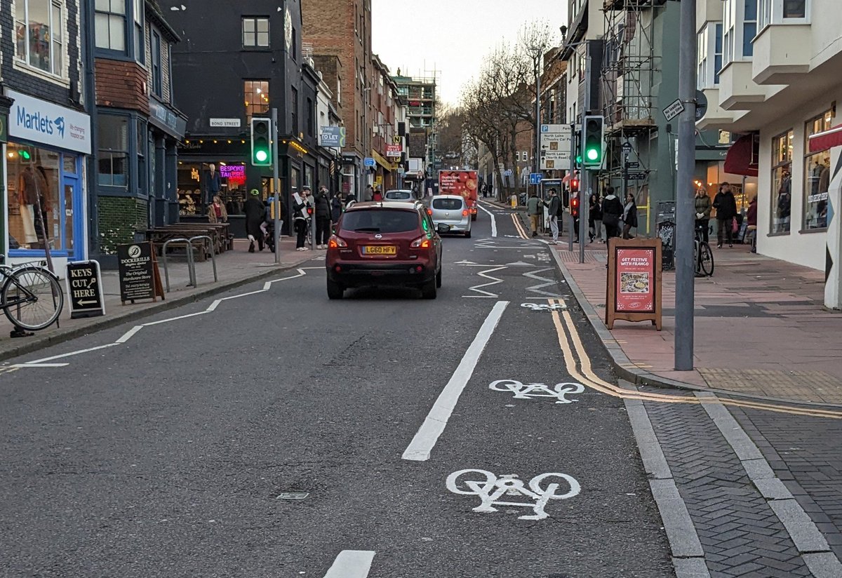 There doesn't seem to be any quality control when road markings are being repainted in #Brighton. Why is this cycle lane narrowing and doesn't line up with the zig-zags? @TrevMu10 @BHCC_Transport