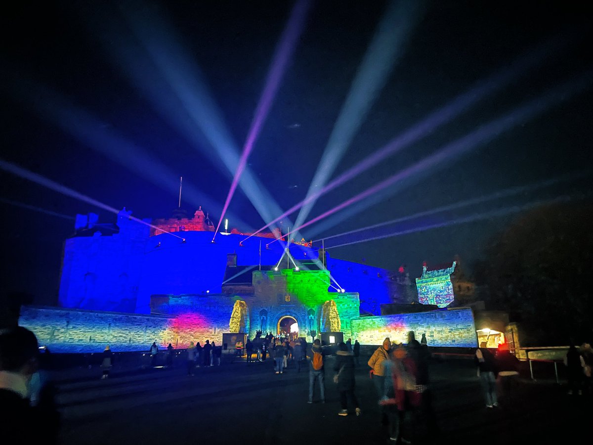 eilidh_nic's tweet photo. Kudos to the natural light show competing with the pay to enter one tonight in Edinburgh #northernlights  #castleoflight https://t.co/TVpwChFtF4