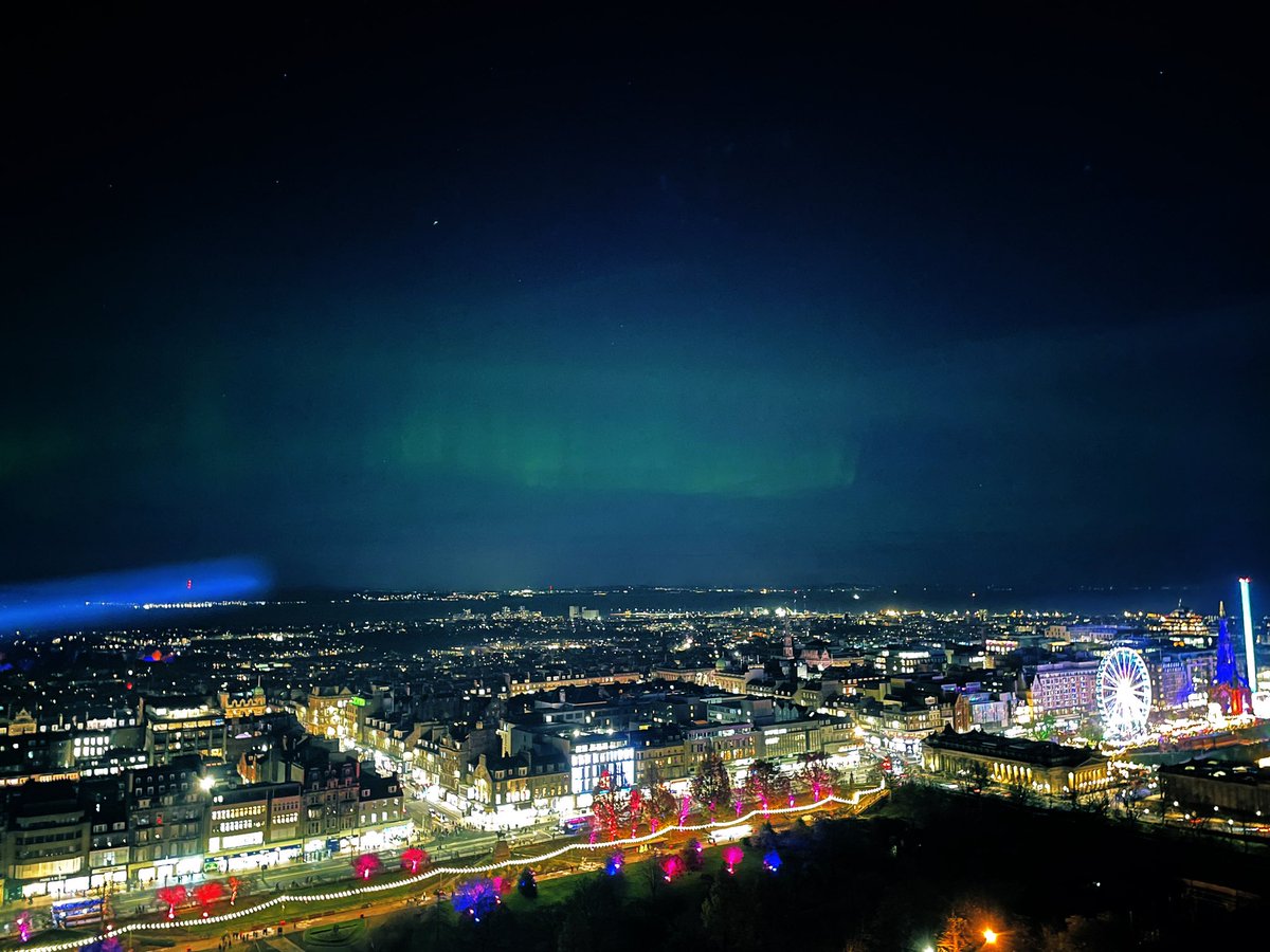 eilidh_nic's tweet photo. Kudos to the natural light show competing with the pay to enter one tonight in Edinburgh #northernlights  #castleoflight https://t.co/TVpwChFtF4