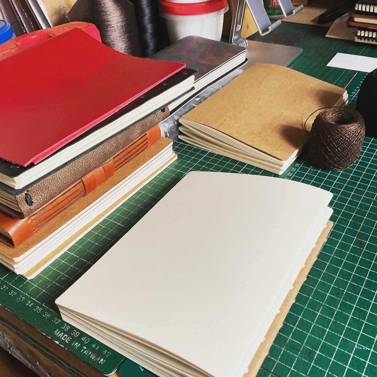 cuerosinmarca's tweet photo. Sábado
.
#cuero #cuerochileno #bitacoras #cuadernos #libretas #papeleriabonita #papeleria #papeleriachilena #papel #hechoenchile #chile #santiagodechile #viñadelmar #valparaiso #concepcion https://t.co/zrMi2x1UXQ