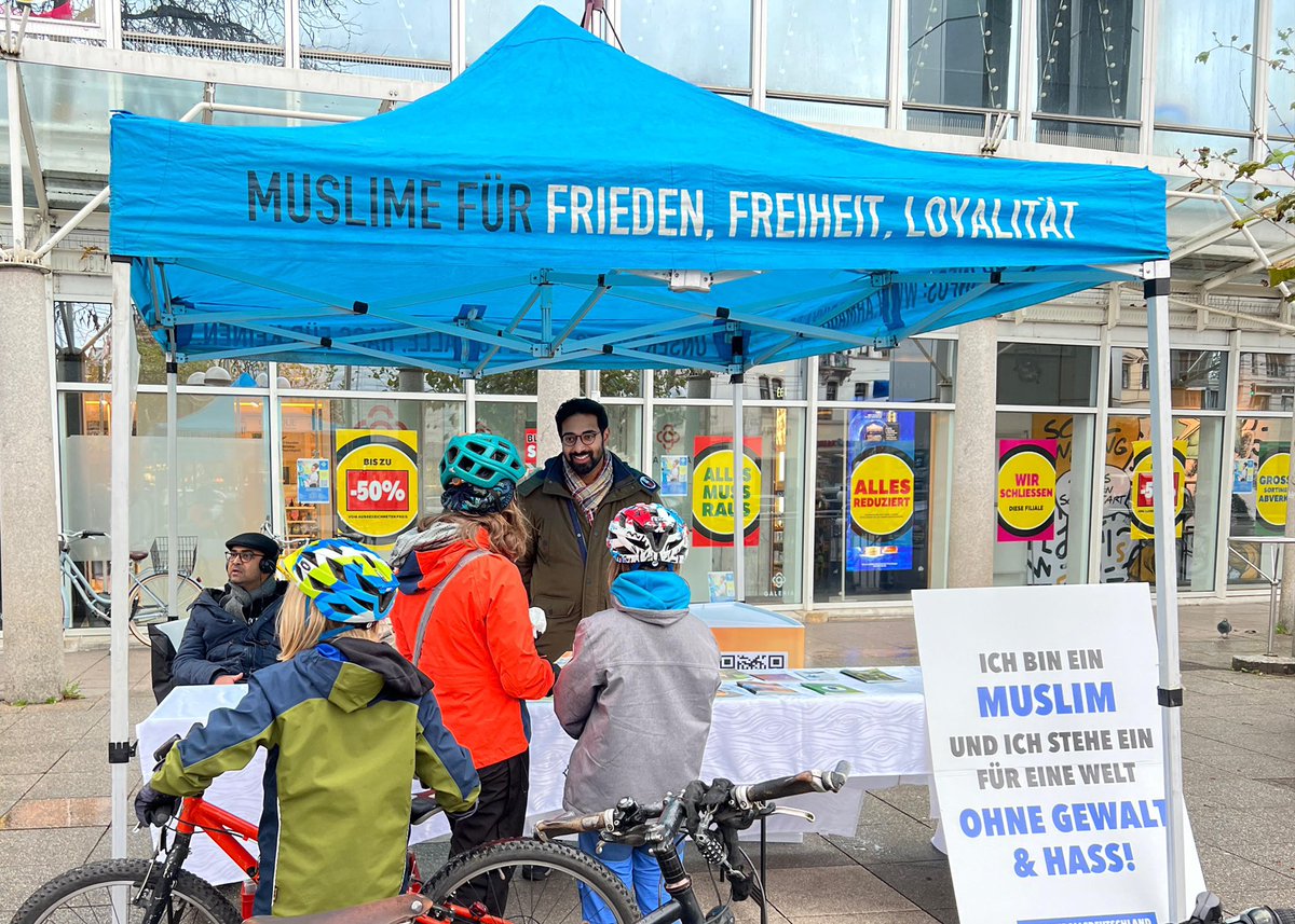 AMJ_Eppelheim's tweet photo. Auch heute, hatten Passanten die Möglichkeit, ihre Fragen rund um den Islam loszuwerden. Interessante Gespräche ergaben sich heute am Bismarckplatz in Eppelheim. #islam #ahmadiyya #voiceforpeace #dialog #liebefüralle #miteinander https://t.co/DJfEqgtV4F
