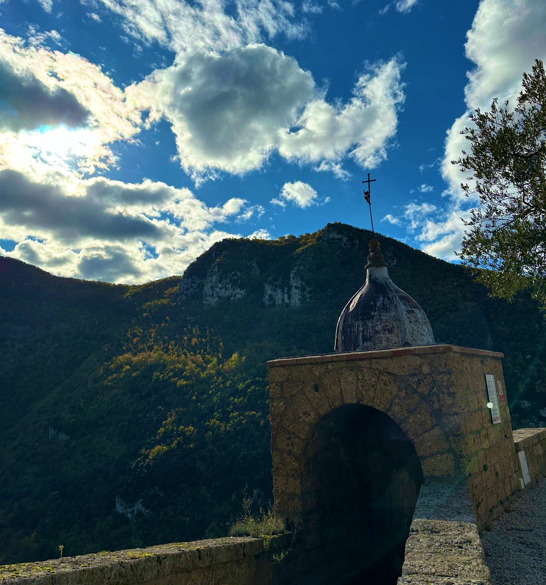 Tänään #opintomatka suuntautui Apenniineille vuoristoisiin maisemiin. Tutustuimme Benedictus Nursialaisen elämään ja luostarisääntöön siellä, missä B aloitti erakkona. Huikea sää ja maisemat sekä taivaallinen lounas 🙏