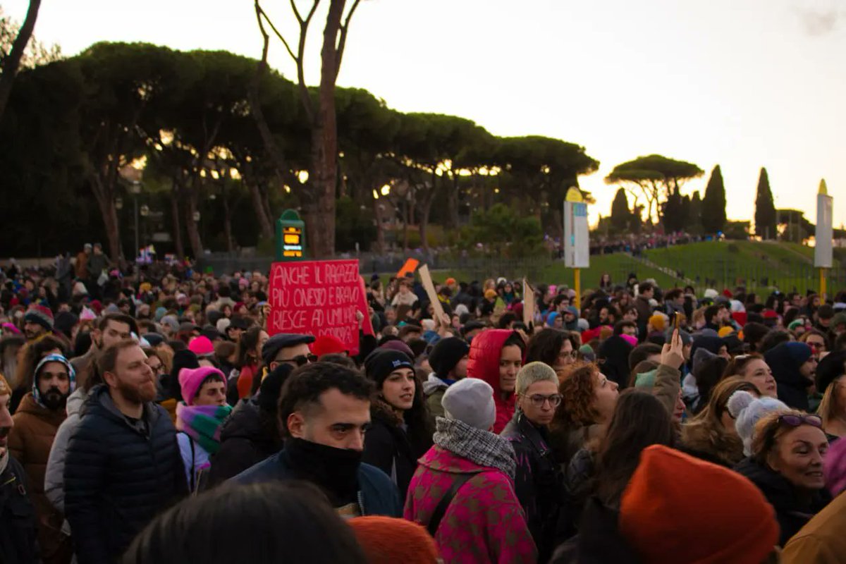 latobmi's tweet photo. La folla transfemminista non entra in punta di piedi, ma grida che bisogna sradicare il patriarcato e il capitalismo, il razzismo, l'abilismo, le guerre, le diseguaglianze. Bisogna abbattere il concetto di prevaricazione, perché solo così si avrà un mondo giusto per tuttɜ. https://t.co/eewzgxG8Sr