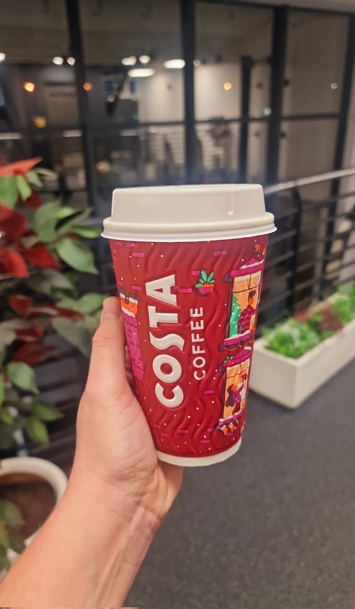 the_gd_company's tweet image. Productive Saturdays are better with coffee ☕️ The office is so cosy when it's pitch black and freezing outside 🥶 Starting to feel a little bit festive ✨️ What's everyone up to this weekend?

#WeekendWorking #GraphicDesign #Photography #Coffee #Productivity