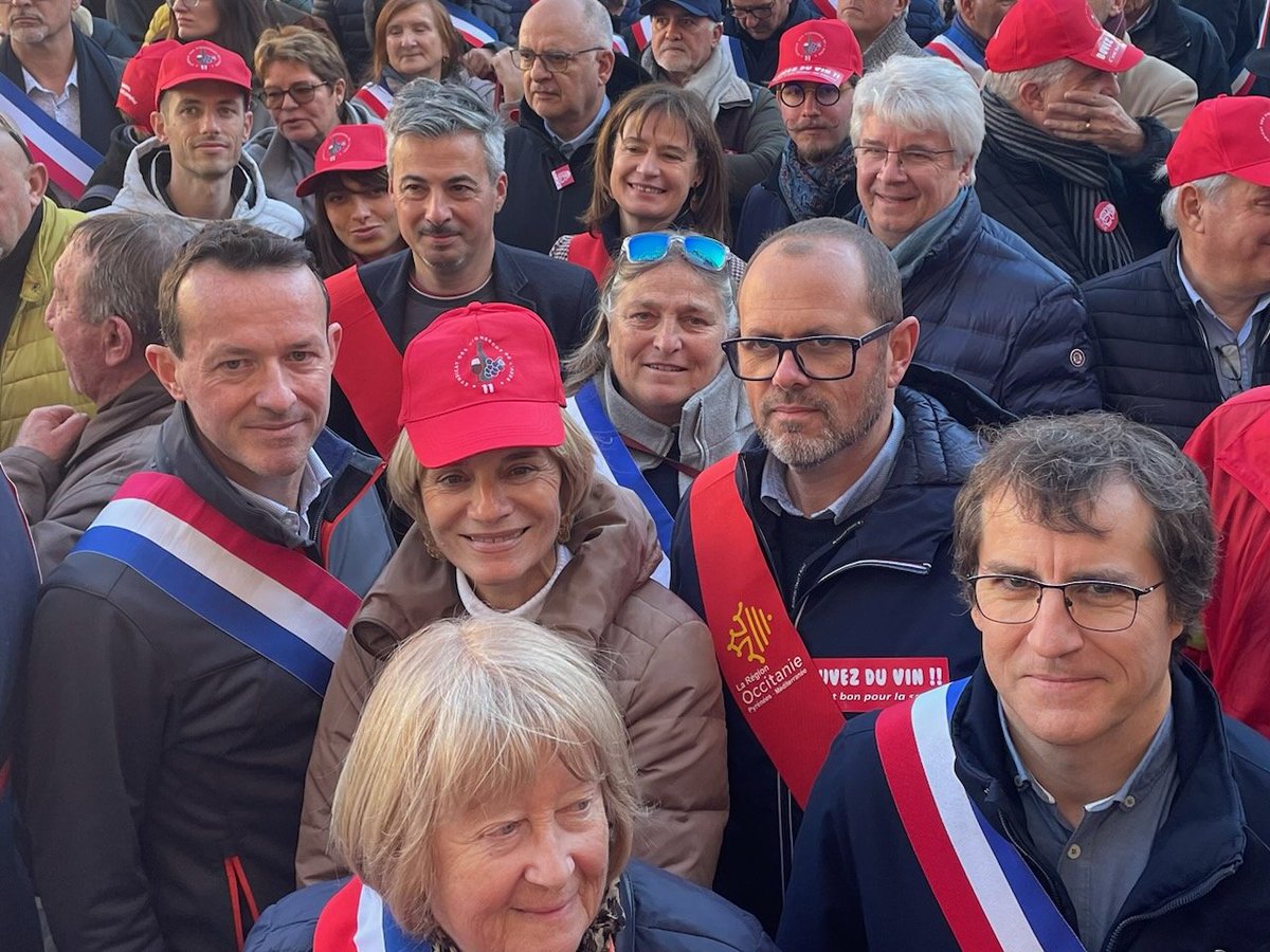 EnRedorte's tweet photo. 🍇MOBILISATION DES VIGNERONS Sécheresse, inflation et baisse des ventes: les élus redortais étaient présents à Narbonne ce samedi après-midi pour soutenir les vignerons qui traversent une crise sans précédent.
#Unisetsolidaires https://t.co/4PUSPVfEF6