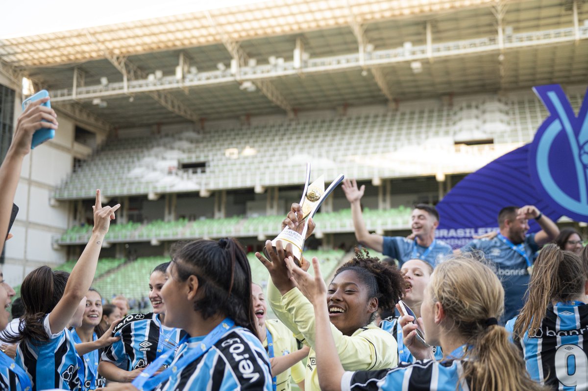 A festa das campeãs! Que momento, @GuriasGremistas! 🏆

#BrasileirãoFemininoSub17

📸 Alessandra Torres / Staff Images Woman / CBF