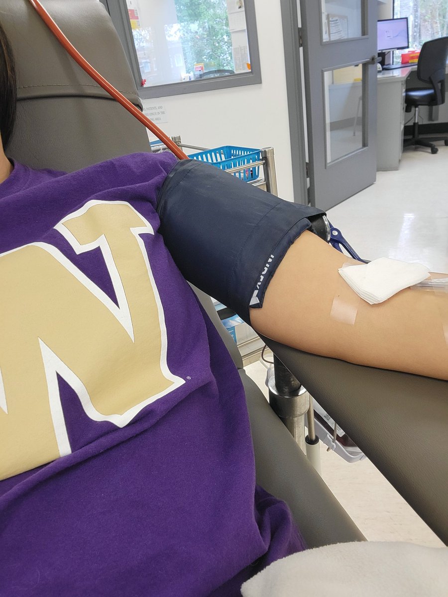 pit stop #33 at @BloodworksNW before the #AppleCup 🍎 game today and y'all know i had to rep my team 💜💛 GO DAWGS! #PurpleReign ☔️