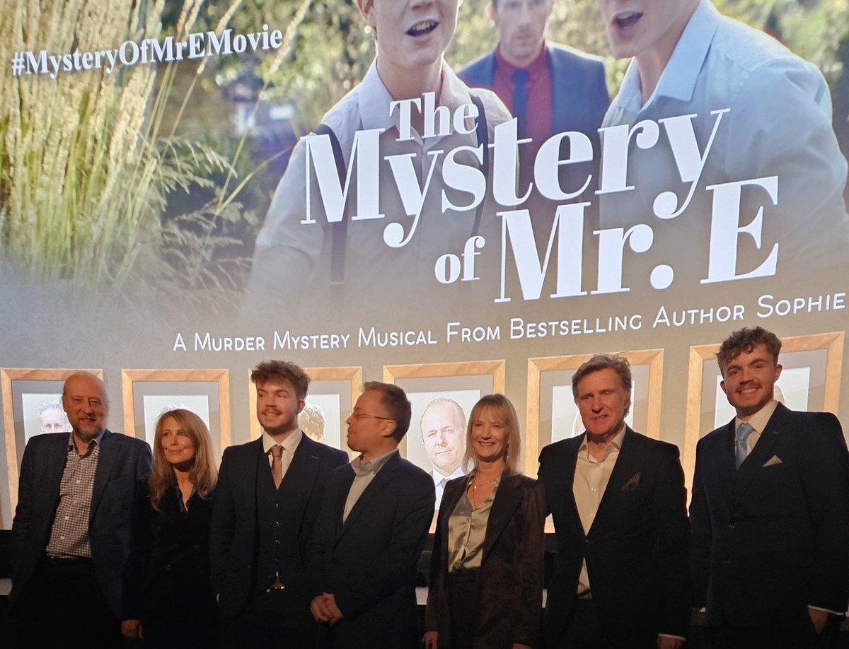 rli22's tweet image. An utter privilege to attend the #premiere of #mysteryofmremovie just now #funforallthefamily 2 adults &amp;amp; 2 kids all enjoyed it so much. 9yo took this #starstruck pic &amp;amp; accosted the &apos;murderer&apos;! 11yo said it was the best thing she&apos;s seen in her life! Thank you #sophiehannahwriter