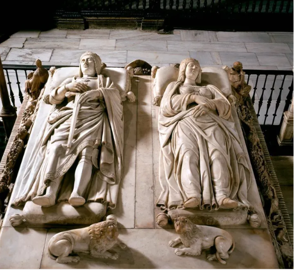 trastamara_ana's tweet photo. #TalDíaComoHoy de 1504 fallecía en el Palacio Real Testamentario de Medina del Campo,  #IsabellaCatólica.
La reina testó el 12 de octubre de 1504 y determinó su voluntad de ser sepultada en Granada, confirmando a perpetuidad la gran victoria frente a los musulmanes, poniendo solo una objeción: que si el rey don Fernando deseara ser enterrado en otro emplazamiento, en cuyo caso, ordenaba que sus restos descansaran junto a los de su esposo.

Sus restos mortales emprenden un cortejo fúnebre camino de Granada. La travesía que se vivió durante los últimos días de noviembre y las primeras semanas de diciembre de 1504 fue realmente apocalíptica.
De acuerdo con el relato de Pedro Mártir de Anglería, la tristeza de todo el reino de Castilla era la misma que sentían los cielos: “llorando todo el viaje las nubes. En todo el camino no vimos sol, ni aun estrellas; llovía de noche y de día”, relataba el humanista italiano, protagonista y participante del 
cortejo fúnebre. Un viaje que estuvo repleto de dificultades, una travesía larguísima, pleno invierno, caminos embarrados, helados… 

El viaje hasta Granada duró veinte días, entrando en la ciudad el 18 de diciembre de 1504, cuando el cuerpo de la reina fue inhumado en el Monasterio de San Francisco de la Alhambra, provisionalmente, siguiendo su expreso deseo. 
D. Íñigo López de Mendoza y Quiñones, conde de Tendilla y alcaide da la Alhambra, organizó unos funerales similares a los de Fernando III El Santo en Sevilla, aunque reducidos a última hora tras informarle de los deseos de la difunta.
El 23 de enero de 1516 cuando fallece el rey Fernando, aún no estaba terminada la Capilla Real y sus restos fueron llevados también al Monasterio de San Francisco.
El conde de Tendilla encargó a Domenico Fancelli un sepulcro doble, con los bultos de los dos yacentes. Fancelli trabajó todo el tiempo en Génova y cuando lo tuvo listo lo trajo a España y remató los detalles en Granada en el año 1517.
El traslado de los cuerpos de los #ReyesCatólicos hasta la Capilla Real de Granada, se llevó a cabo con total solemnidad, el 10 de noviembre de 1521, por orden de su nieto, el emperador Carlos V, cuando las obras de la capilla habían finalizado.

#HistoriadeEspaña🇪🇸