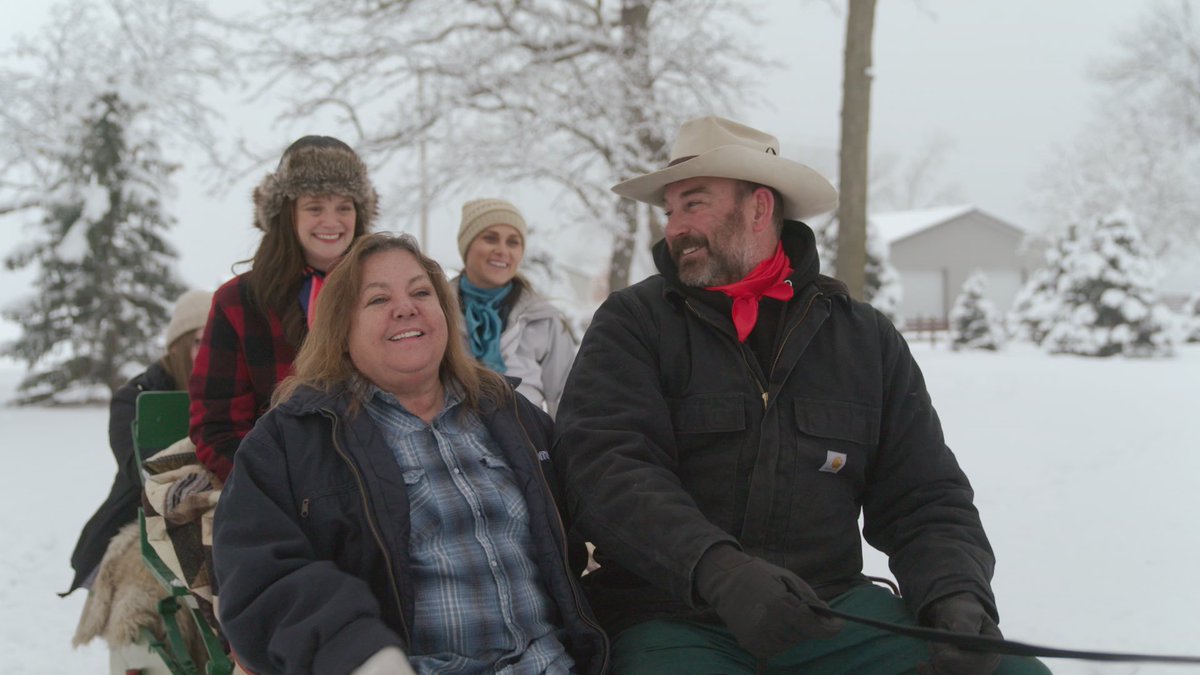 GlassEntGroup's tweet image. Cozy up with #HeartlandDocs at 9/8c on Nat Geo Wild tonight. It’s filled with snowballs and sleighbells! ❄️