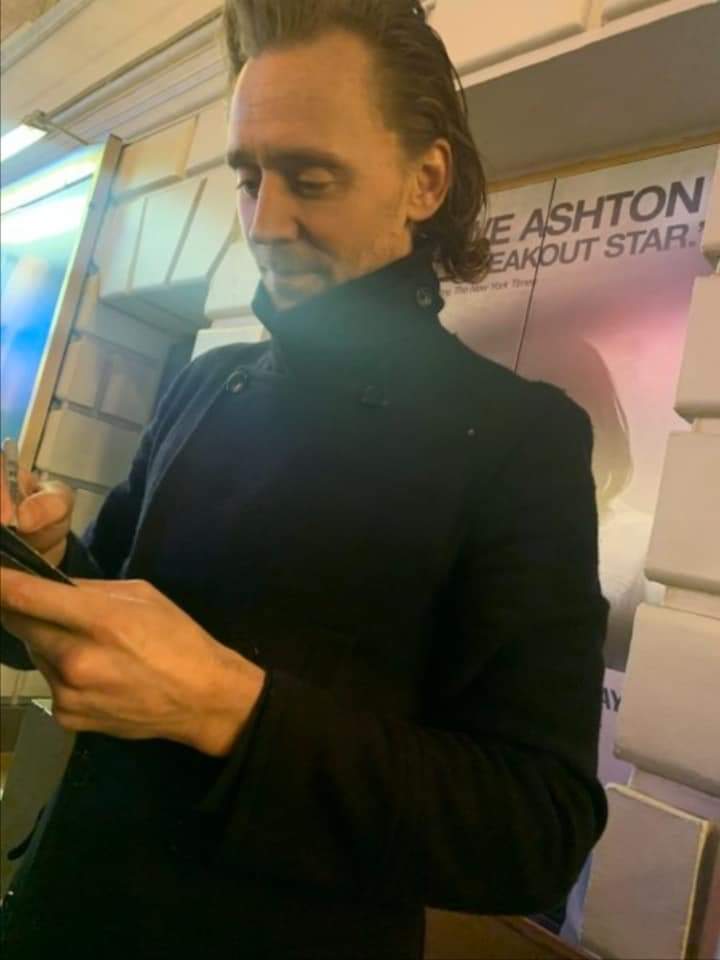TomHidFansLATAM's tweet photo. #trowback
Tom conviviendo con fans después de la función de 'Betrayal', el 15 de noviembre de 2019.
❤️

#TomHiddleston #hiddleston #hiddles #hiddlesarmy #hiddlesfans #hiddlestoners #twhiddleston #hiddlesbeauty #proudoftomhiddleston #hiddlessmile #loveyoutomhiddleston https://t.co/3KTiD9RcLb