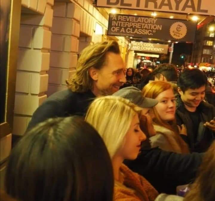 TomHidFansLATAM's tweet photo. #trowback
Tom conviviendo con fans después de la función de 'Betrayal', el 15 de noviembre de 2019.
❤️

#TomHiddleston #hiddleston #hiddles #hiddlesarmy #hiddlesfans #hiddlestoners #twhiddleston #hiddlesbeauty #proudoftomhiddleston #hiddlessmile #loveyoutomhiddleston https://t.co/3KTiD9RcLb