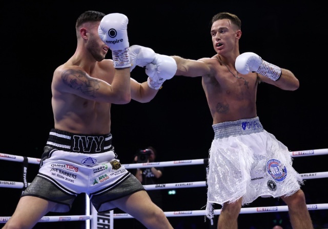 🥊🇬🇧🇮🇪 PERFECT PADDY STOPS BALL IN 4️⃣ Paddy Donovan superb as he knocks down a Danny Ball twice in the 4th round to earn the stoppage The Dublin crowd erupts as he grabs another title…get the feeling that won’t be the last for this young man 👏 #CameronTaylor2