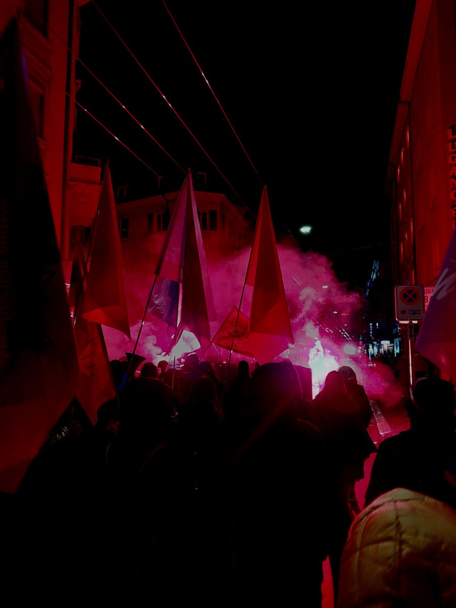 Solidarität heute im Züri mit den Kämpferinnen weltweit gegen patriarchale Gewalt. 500 FLINTAs unterwegs mit der Parole "Take back the night. Take back the streets"