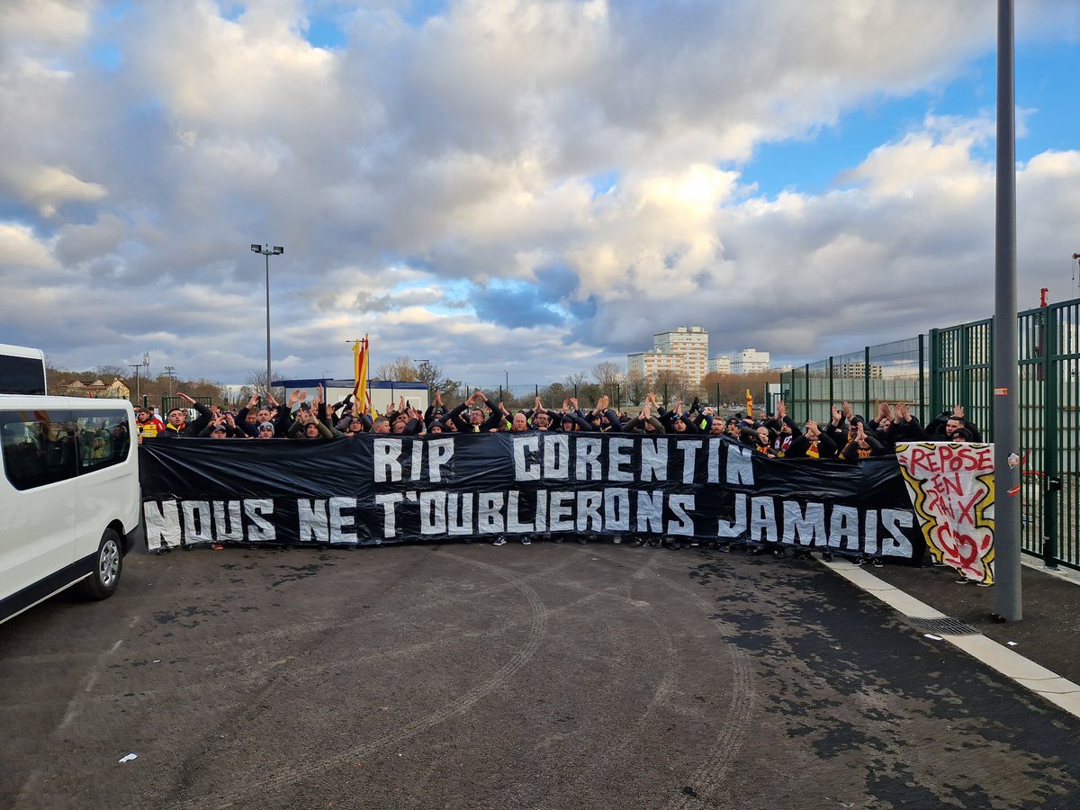 Brouillard94's tweet image. Tu adhères à un groupe, tu trouves des copains, des amis, des gars et des femmes avec qui tu décides de passer tes week end dans un bus ou un J9, juste pour un match de foot n'importe où en France.
Tu bois un verre, deux verres ou plus, tu penses que la vie est légère.