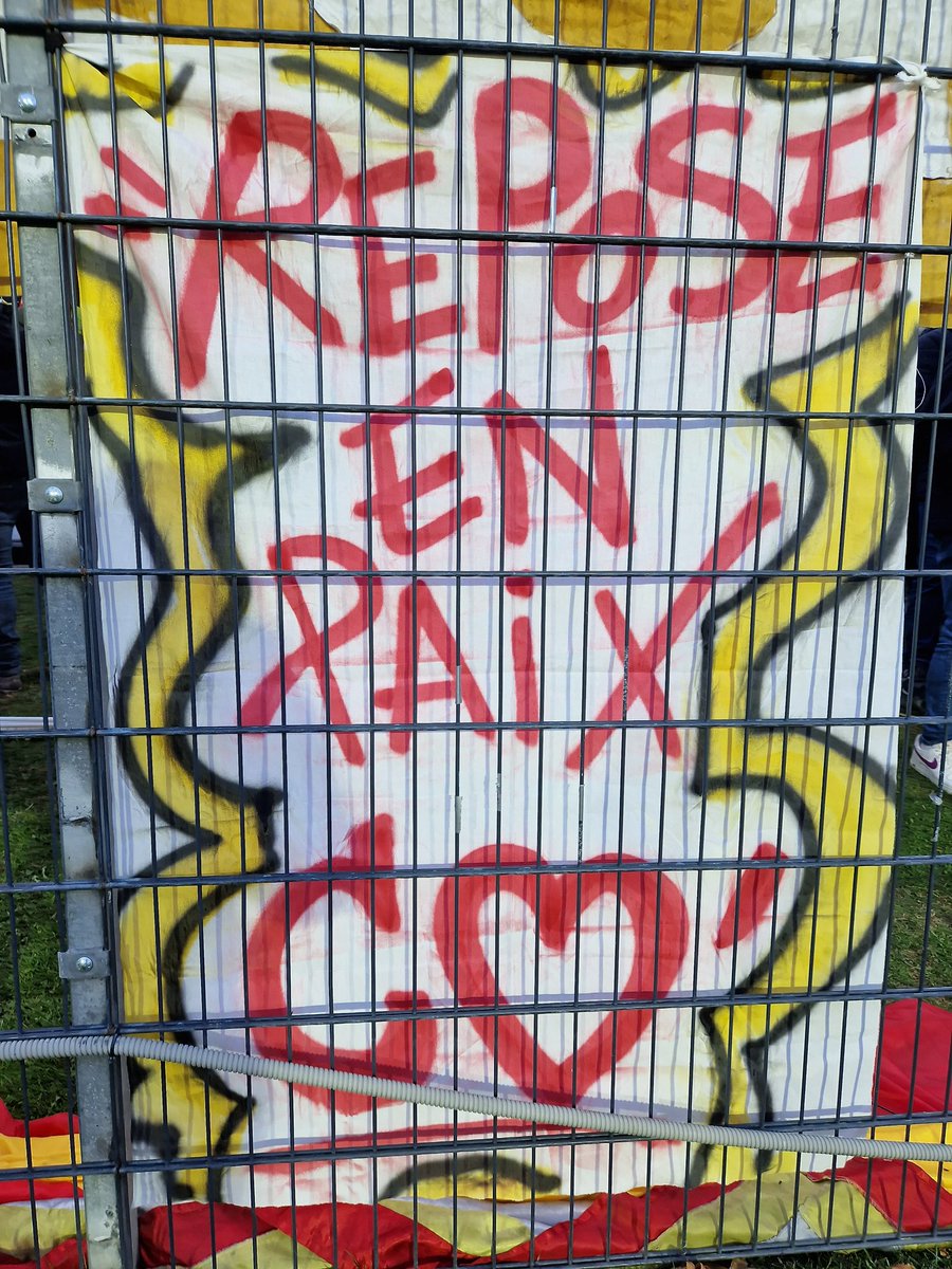 Brouillard94's tweet image. Tu adhères à un groupe, tu trouves des copains, des amis, des gars et des femmes avec qui tu décides de passer tes week end dans un bus ou un J9, juste pour un match de foot n'importe où en France.
Tu bois un verre, deux verres ou plus, tu penses que la vie est légère.