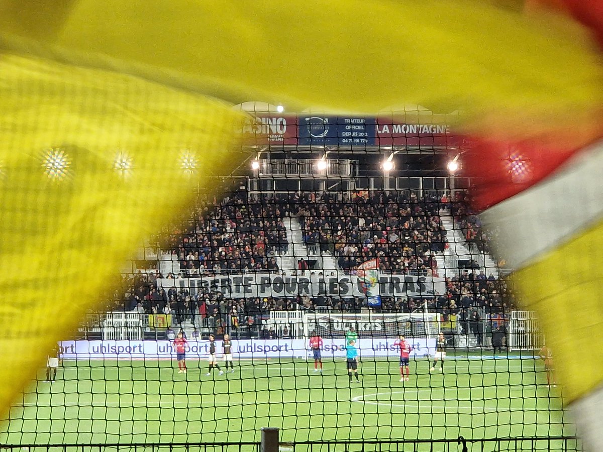 Brouillard94's tweet image. Tu adhères à un groupe, tu trouves des copains, des amis, des gars et des femmes avec qui tu décides de passer tes week end dans un bus ou un J9, juste pour un match de foot n'importe où en France.
Tu bois un verre, deux verres ou plus, tu penses que la vie est légère.