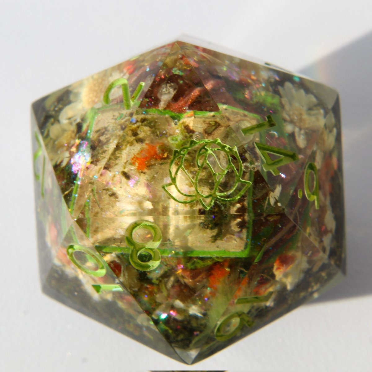 Hello 👀
It's been a while! I've just dropped some new dice, go check them out! ✨
#dnd #dice #handmadedice #dicemaker #dicemaking #d20 #rpg