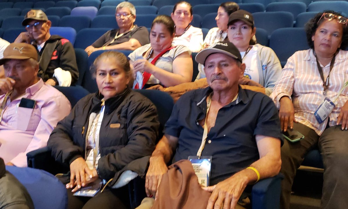UPRAColombia's tweet photo. 🍫 En #Chocoshow, el colaborador, Alejandro Flórez, presentó a los asistentes las generalidades, desafíos y metas del Plan de Ordenamiento Productivo del #CacaoDeColombia, la hoja de ruta que tiene como fin trazar el camino para mejorar la productividad y sostenibilidad. https://t.co/TmTzjCjSdk