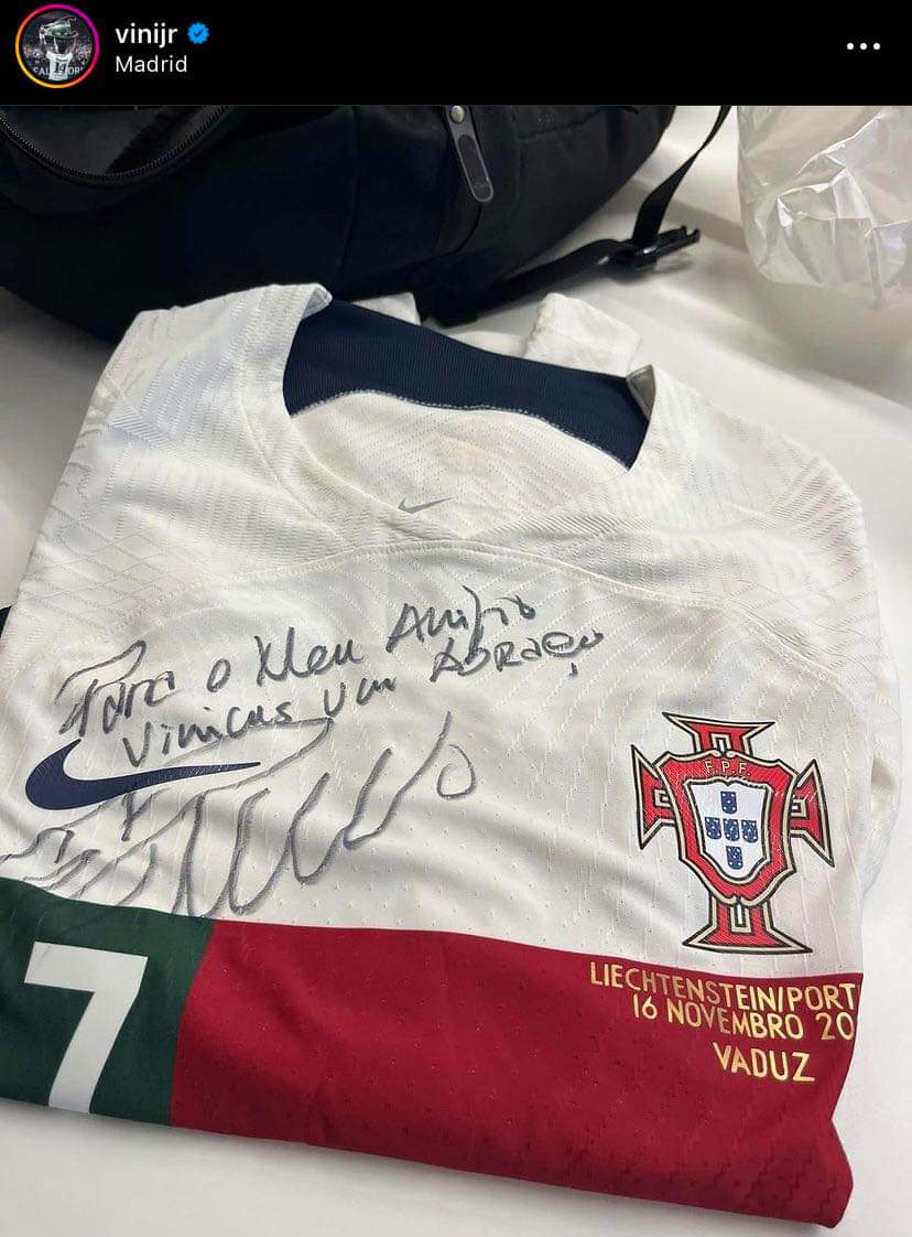 NacionDMX's tweet photo. “Para mi amigo vinicius, un abrazo”

El regalo que Cristiano Ronaldo le dio a Vini Jr.

DE GOAT A GOAT. 🐐🇧🇷🇵🇹

#cristianoronaldo #cr7 #ViniciusJr https://t.co/KHVzhkX7Kb