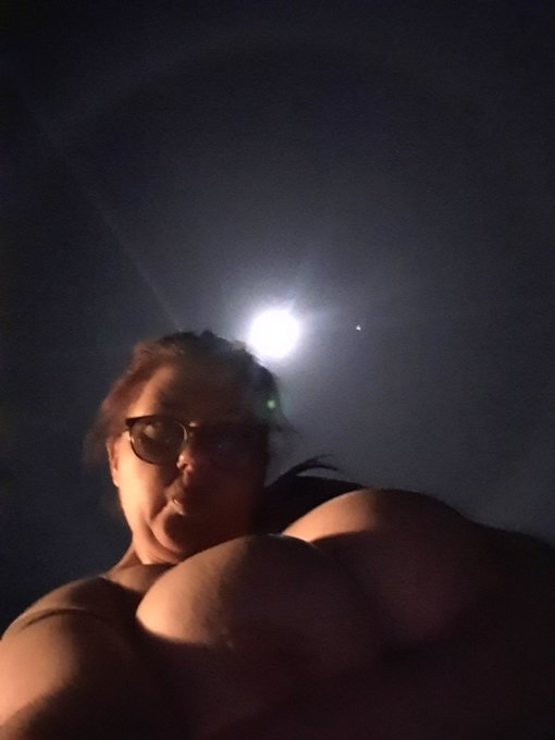 Lunar moon out tonight looks lovely go have a look xx https://t.co/XEgz8vAmZc<a href="/tag/wineglasschallenge"class="tags"><span>#wineglasschallenge</span></a>