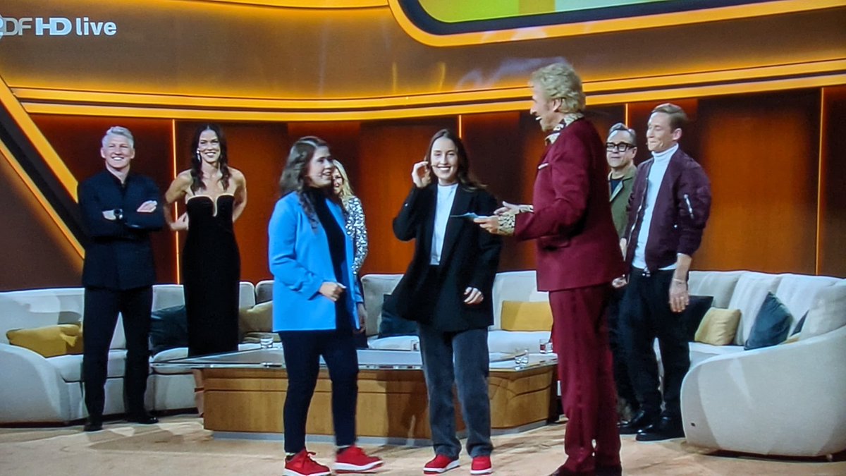 Und weil's eine Saalwette ist, sind es Gabelstaplerfahrerinnen #wettendass