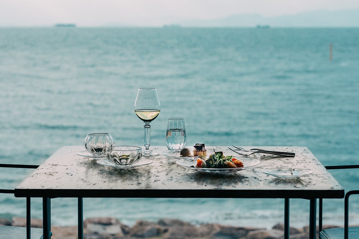 CLASSGLASS_jp's tweet photo. 海と料理とガラスのうつくしいハーモニー。
#山口県 #山陽小野田市 #CLASSGLASS https://t.co/19o5Y6WDpG