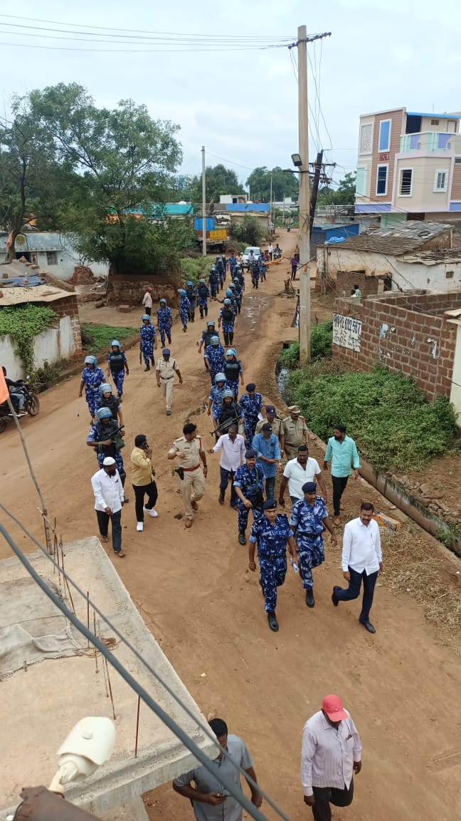 KohirPs's tweet photo. RAPID ACTION FORCE CONDUCTED FLAG MARCH AT KOHIR VILLAGE TO GIVE SECURITY ASSURANCE TO PEOPLE https://t.co/Ng5ohIWhYk