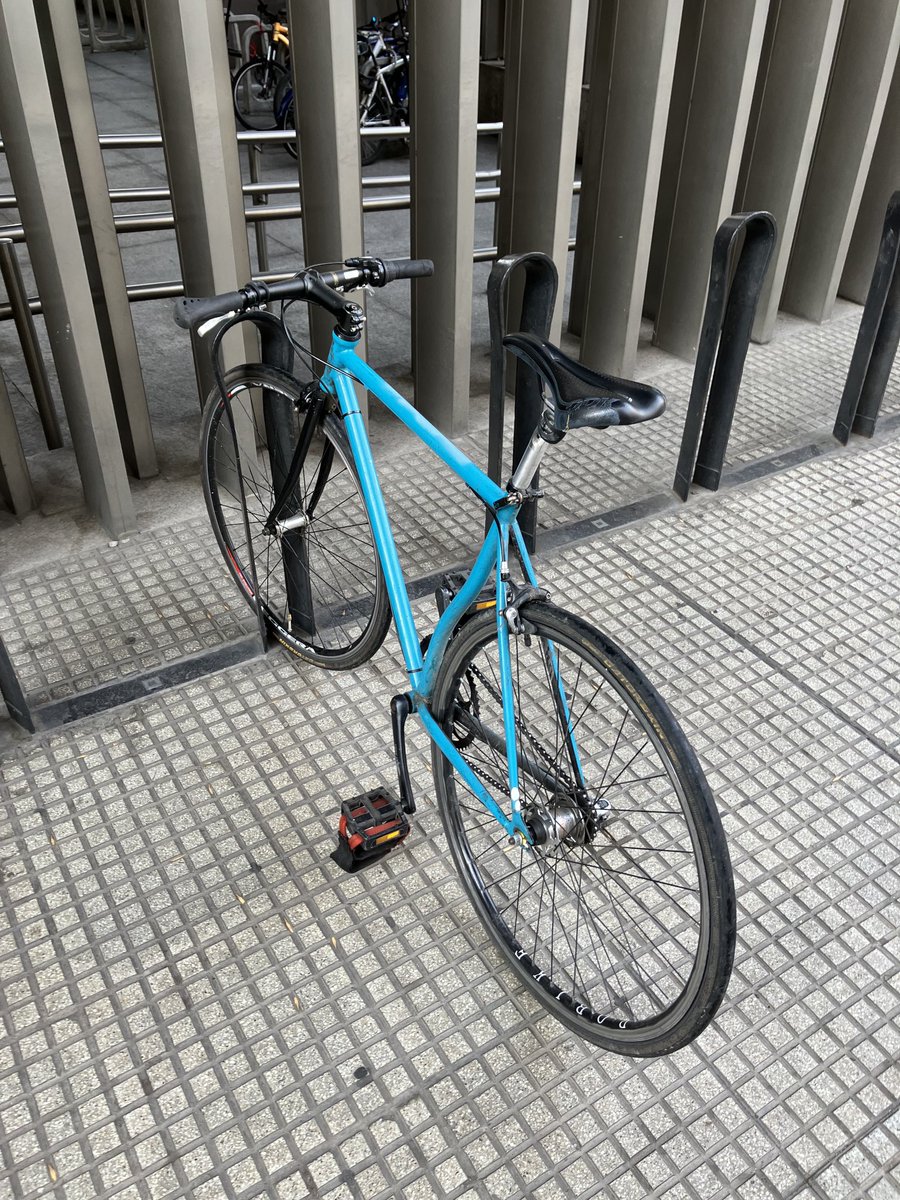 Bueno, me robaron la bicicleta. Ni siquiera con un candado gigante resistió. Si la ven, me avisan. Es turquesa pero tiene un manchón celeste en el cuadro.
