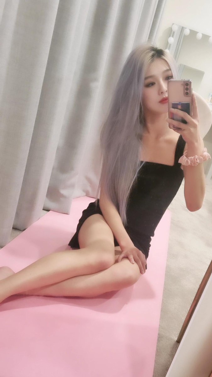 Been seeing so many <a href="/PinkBoredApes/">PINK DAO</a> on my feed. Pink is my favourite colour. Is this a sign?