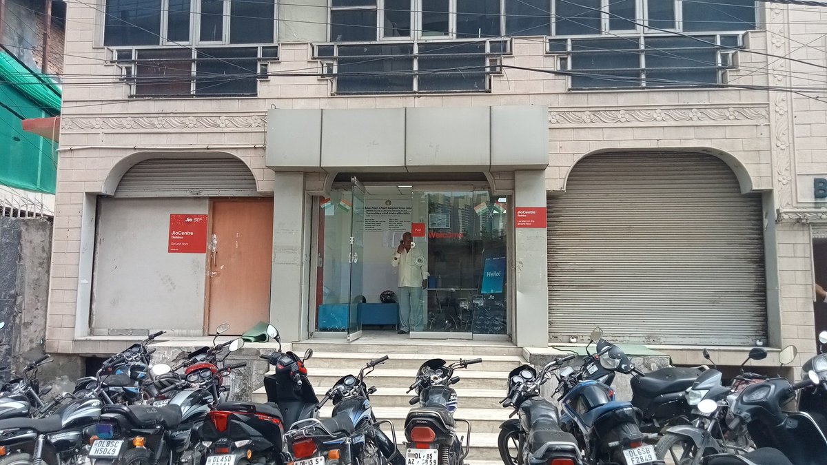 jaiswalgourav's tweet photo. @JioCare @reliancejio Now executive says, system is not working. Oh It's Jio Service Centre or SBI branch https://t.co/Tv4HXx935d