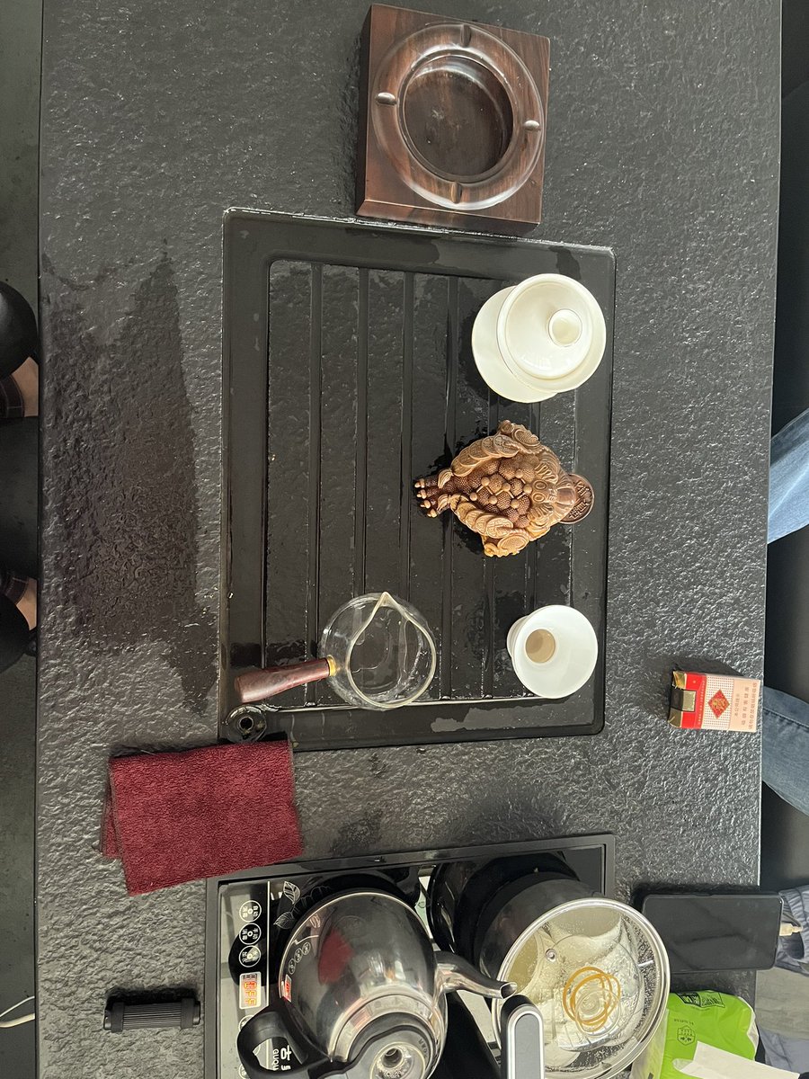 The tea set has been cleaned.  Have a glass of 82 years.  Pu'er tea.  Ha ha.