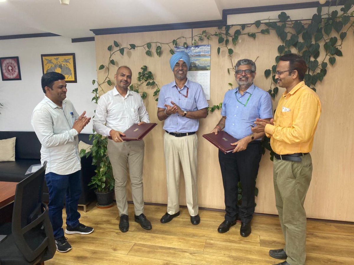 DAY_NRLM's tweet photo. The MoU was signed by Shri Raman Wadhwa, DD, #DAYNRLM and Dr Gagnesh Sharma, Director, #NCONF. Capacity building of #SRLM staff, Krishi-Sakhis and conducting joint studies are the broad areas of collaboration. https://t.co/lBXHKbqXOl