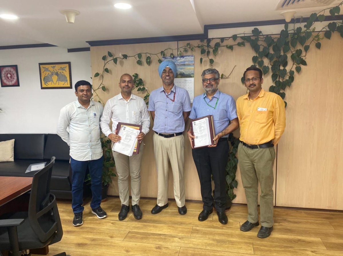 DAY_NRLM's tweet photo. #DAYNRLM and #NCONF (National Centre of Organic and Natural Farming) signed an MoU to promote Organic and Natural Farming through SHG members on 24th August, 2022 in presence of Additional Secretary, Rural Livelihoods, Shri Charanjit Singh. https://t.co/inOhOcOA66