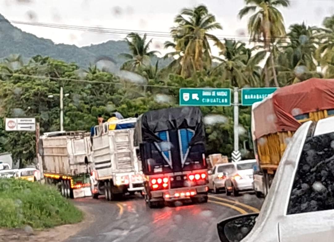 SidronioMadero's tweet photo. #Cihuatlán #RioMarabasco 
Autoridades de la SCT, realizan trabajos de mantenimiento y encarpetado a la cinta asfáltica del Puente. Automovilistas expresan molestias en redes sociales por larga espera para el paso vehicular. https://t.co/NUt97Eihi0