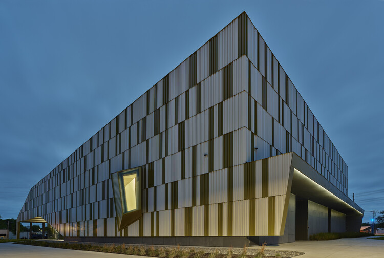 LexiconplusIon's tweet photo. Thaden School is a new independent middle and high school in Bentonville, Arkansas designed by Marlon Blackwell Architects. The school’s “whole student/whole body” pedagogy features learning opportunities both indoors and outdoors, hence the unique open design. https://t.co/P3olLQDEpB