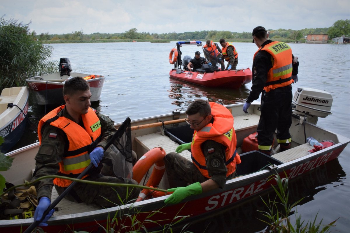 12Dywizja's tweet image. 1️⃣2️⃣DYWIZJA DZIAŁA NA ODRZE 
Sytuacja na Odrze nadal jest nadzwyczajna, dlatego do działania wkroczyła również 12 Dywizja, aby wspierać pozostałe służby. 
#Dwunastka #12SDZ #7BOW #12BZ #8brem #12bdow 

@DGeneralneRSZ @SztabGenWP  @MON_GOV_PL @Polska_Zbrojna