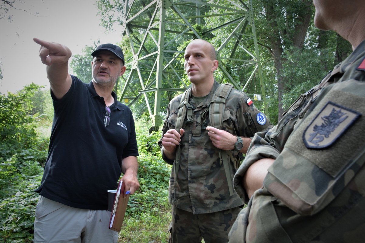 12Dywizja's tweet image. 1️⃣2️⃣DYWIZJA DZIAŁA NA ODRZE 
Sytuacja na Odrze nadal jest nadzwyczajna, dlatego do działania wkroczyła również 12 Dywizja, aby wspierać pozostałe służby. 
#Dwunastka #12SDZ #7BOW #12BZ #8brem #12bdow 

@DGeneralneRSZ @SztabGenWP  @MON_GOV_PL @Polska_Zbrojna