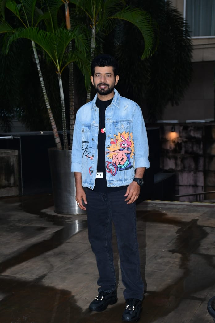 punjabkesari's tweet photo. Actor Vineet Kumar Singh along with debutante Pooja Pandey and director Manish Mundra arrive for the trailer launch of their film #Siya
@vineetkumar_s #PoojaPandey
#Drishyamfilms #vineetkumarsingh
#SearchForJustice #siya #drishyamfilms
@drishyamfilms @ManMundra https://t.co/JciGFYP0mx