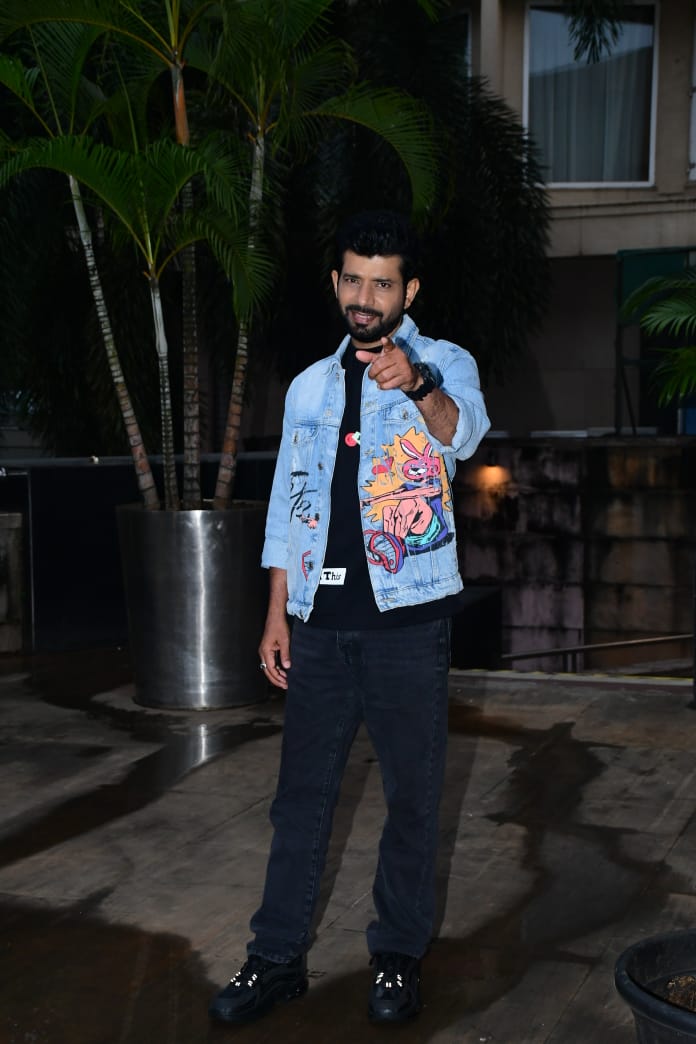 punjabkesari's tweet photo. Actor Vineet Kumar Singh along with debutante Pooja Pandey and director Manish Mundra arrive for the trailer launch of their film #Siya
@vineetkumar_s #PoojaPandey
#Drishyamfilms #vineetkumarsingh
#SearchForJustice #siya #drishyamfilms
@drishyamfilms @ManMundra https://t.co/JciGFYP0mx