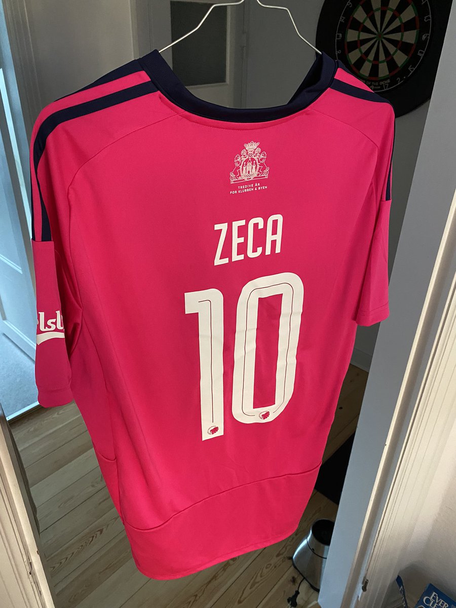 0neNin3Sierra's tweet photo. El Capitano 🫡
Snart 34 årige Zeca kommer tilbage fra 9 måneders skadespause som en anden Messias og spiller to fuldstændig fantastiske kampe. Ham må vi simpelthen hylde noget mere! 🏟⚽️ #trafck #fcklive https://t.co/dpgPknvwIR