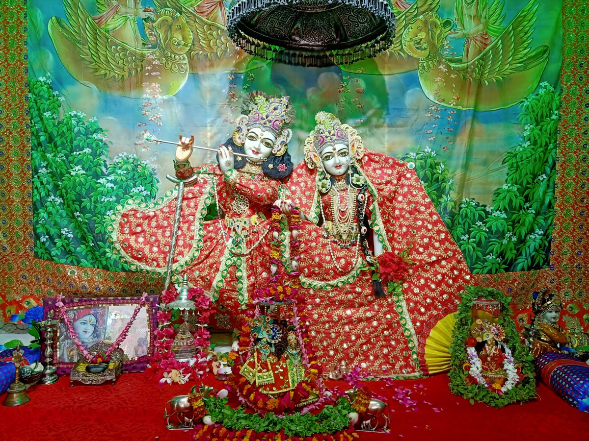 VkDhakad2's tweet photo. 25/08/2022 आज ठा. श्री #प्रियाकान्त जू भगवान के #श्रृंगार #दर्शन प्रियाकान्त जू मंदिर #वृन्दावन 

 राधे राधे बोलना पड़ेगा 

#DnThakurJi #vssct #vsscm  #VssctOnline #thakurji #priyakant_ju #vrindavan #Darshan
#PriyakantJuMandirVrindavan
#प्रियाकांत_जु_मन्दिर_वृन्दावन https://t.co/mb17hBTph3