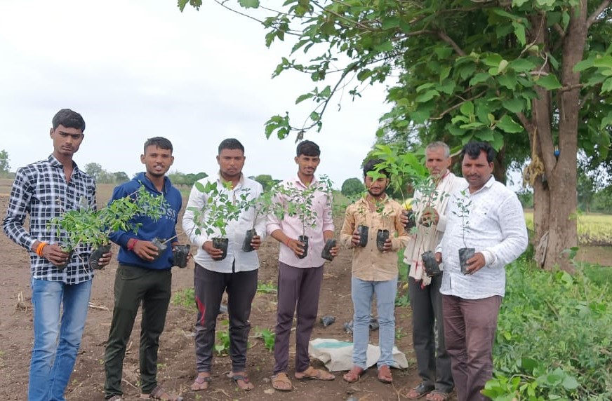 AOLProjectsMAH's tweet photo. 1,15,000+ saplings of Palash, Sitafal, Amla etc. were planted across 40 acres in Nagpur Dist. MH.  Over 1300+ people came together including The Art of Living Volunteers, Govt. Dignitaries, Forest Department Staff,  &amp; Students/Staff from various Schools &amp; Collages. https://t.co/3U5eSMPmI9