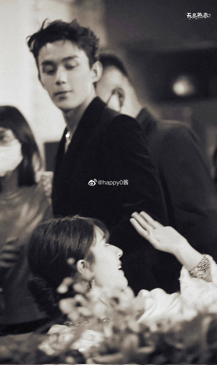 Meimei5566's tweet photo. คือเราคิดว่าน้องมันไม่ได้เป็นฟ.กันหรอกแต่ครส.ดีๆมีแน่นอนพอแสดงจบแยกย้ายกันไปแต่การเริ่มต้นมันเกิดขึ้นแล้ว มีคอนแทคกันแล้วไม่ใช่แค่เพื่อนร่วมวงการเฉยๆ อายุแค่นี้เองใครจะไปรู้อีก 5ปีเค้าอาจคลิกกันก็ไม่สาย แต่สิ่ง1ที่ดีมากคือให้ทั้ง2ดังมากๆ ค่าตัวสูงขึ้นไปอีก #อู๋ลู่ #wulu https://t.co/vUyWm7Vql9