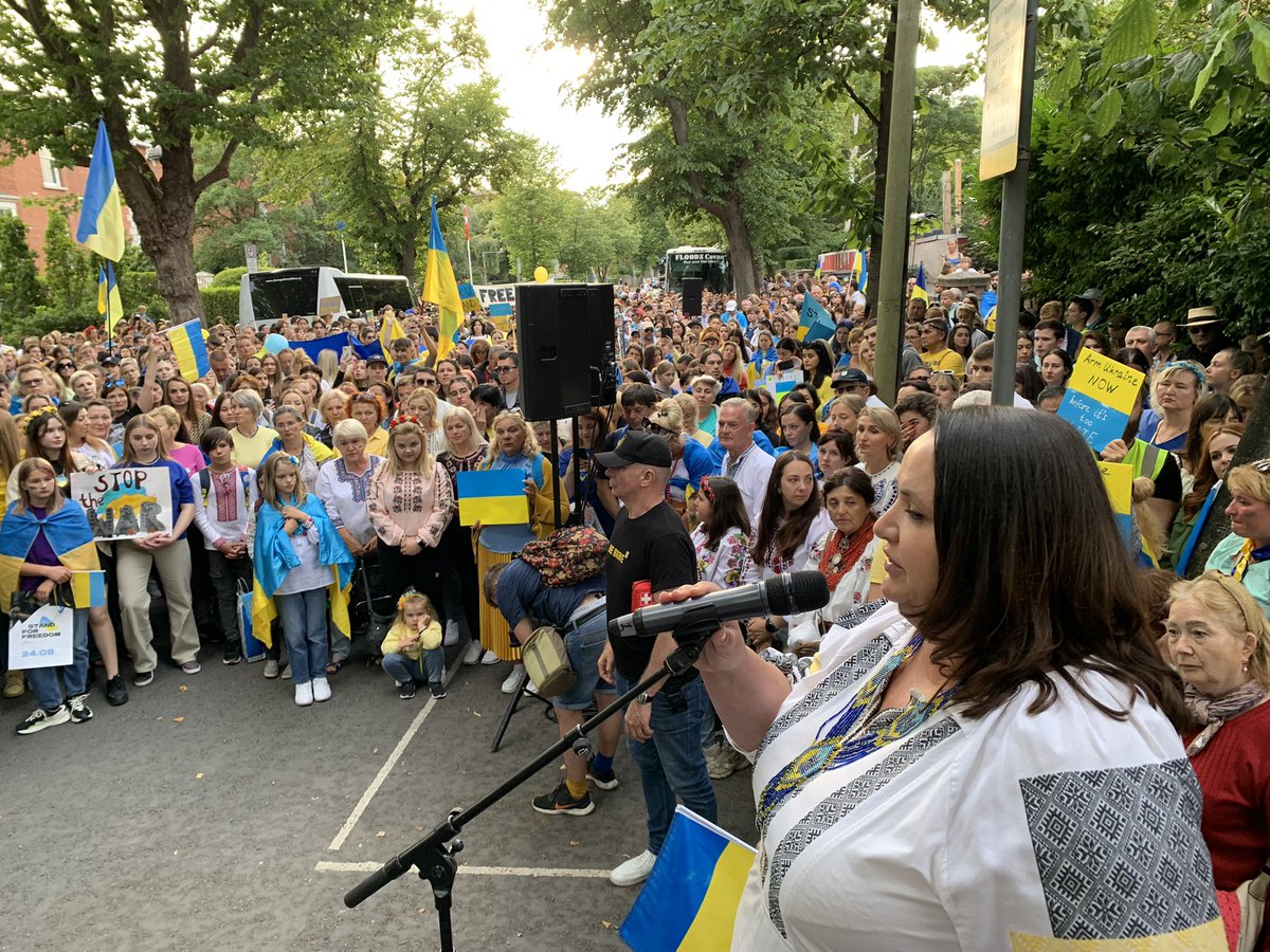 UKRinIRL's tweet photo. Almost 5000 people took the streets to celebrate the Independence Day of Ukraine in Dublin. Grateful to everyone who joined the March of Freedom to remind that we are still fighting. #IndependenceDayUkraine #StandWithUkraine https://t.co/QINDfL0nV1