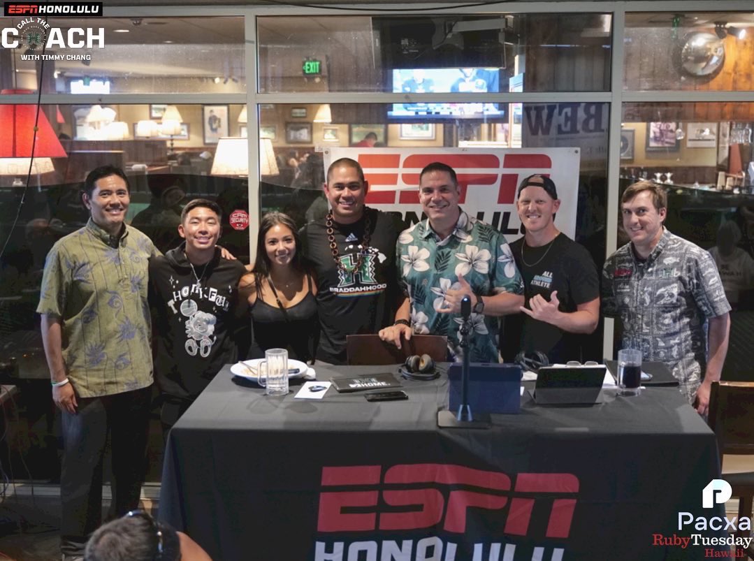 ESPNHonolulu's tweet photo. Last Call The Coach at @rubytuesday Hawaii before @CoachTimmyChang takes the field against Vanderbilt! Peep the one hand on the loco moco😂😋#readytogrind

#RubyTuesdayHawaii #TimmyChang #JohnVeneri #CallTheCoach https://t.co/Nx0fhI7H1i